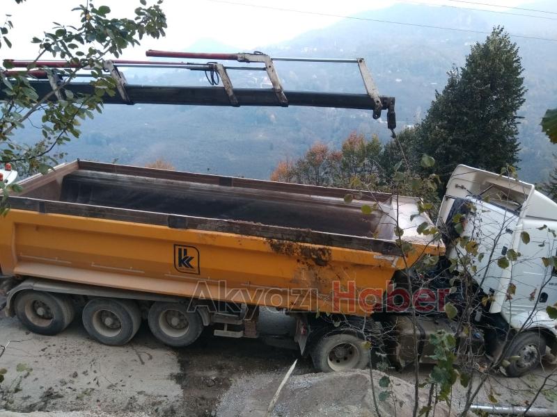 Çakıl Boşaltan Kamyon Yan Yattı