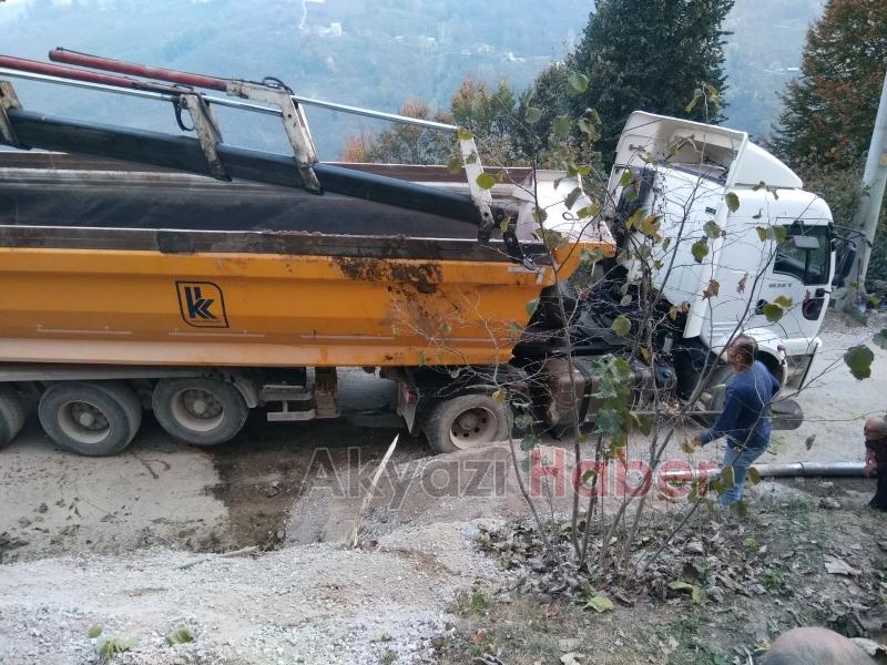 Çakıl Boşaltan Kamyon Yan Yattı