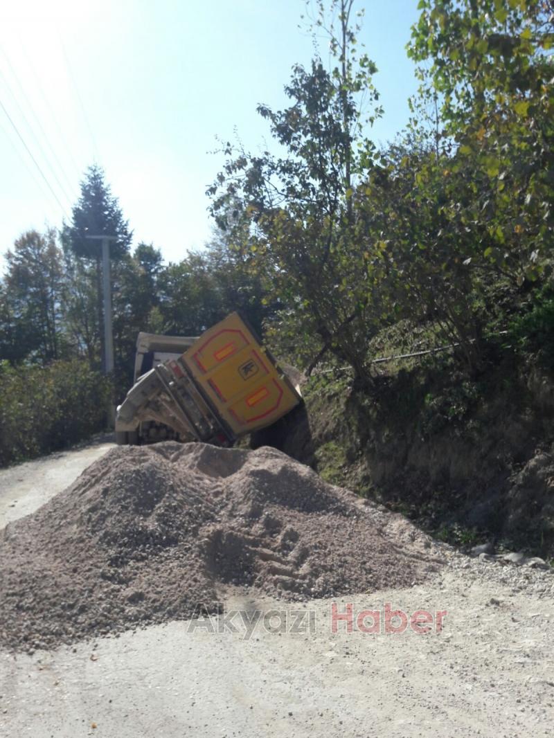 Çakıl Boşaltan Kamyon Yan Yattı