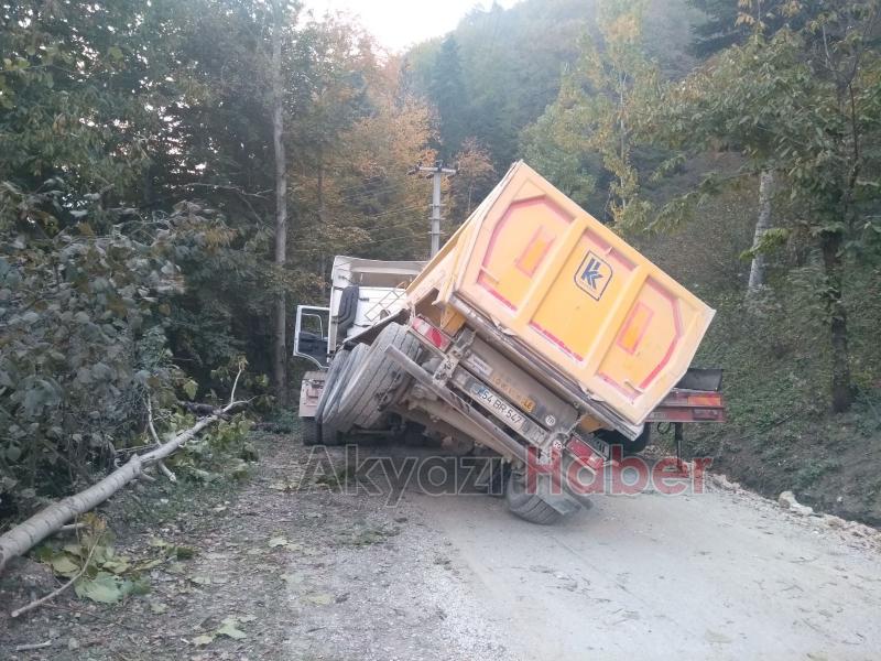 Çakıl Boşaltan Kamyon Yan Yattı