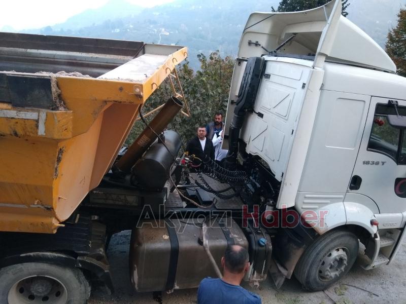 Çakıl Boşaltan Kamyon Yan Yattı