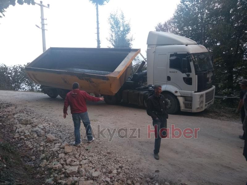 Çakıl Boşaltan Kamyon Yan Yattı