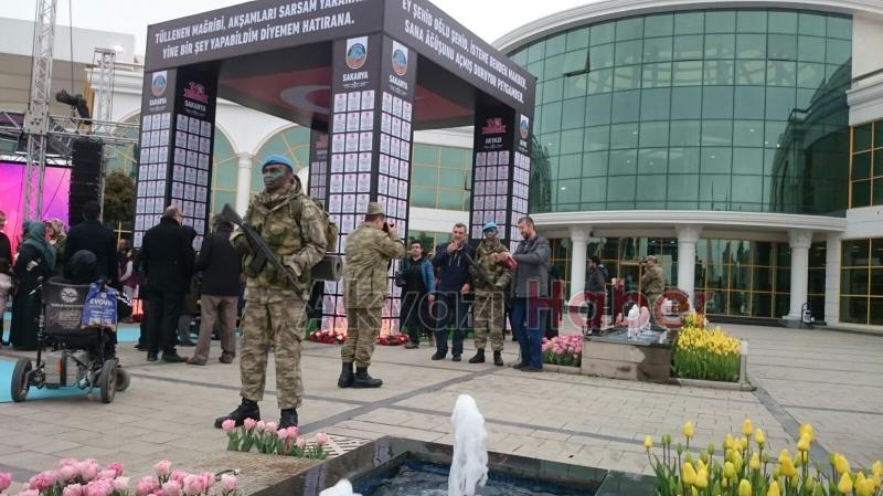 Çanakkale'de şehit olan askerlerin isimleri bu anıtta
