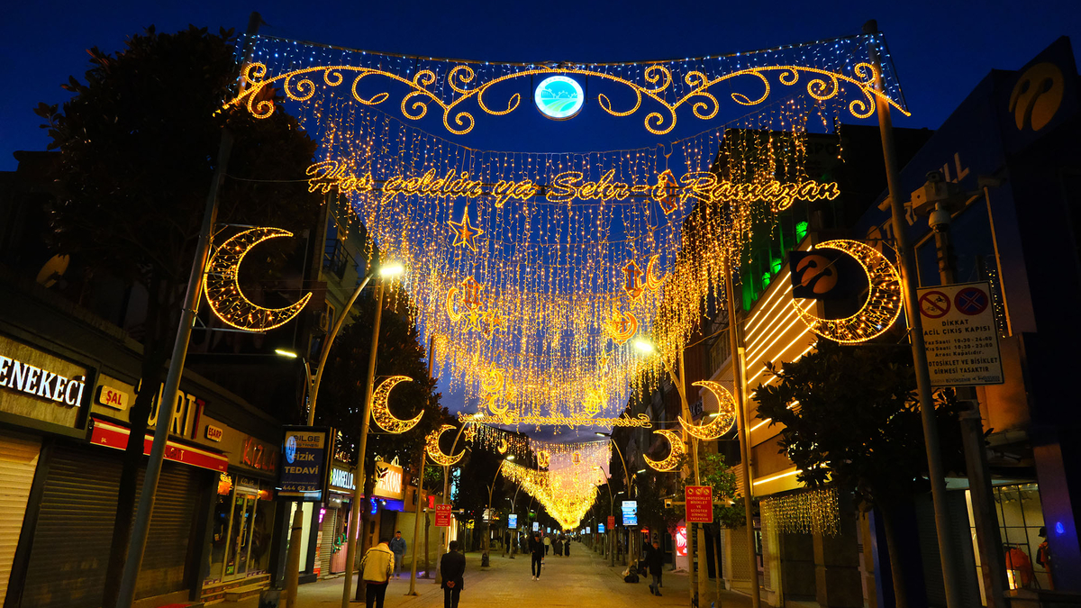 Çark Caddesi’nde Ramazan'da özel tasarım süsleme