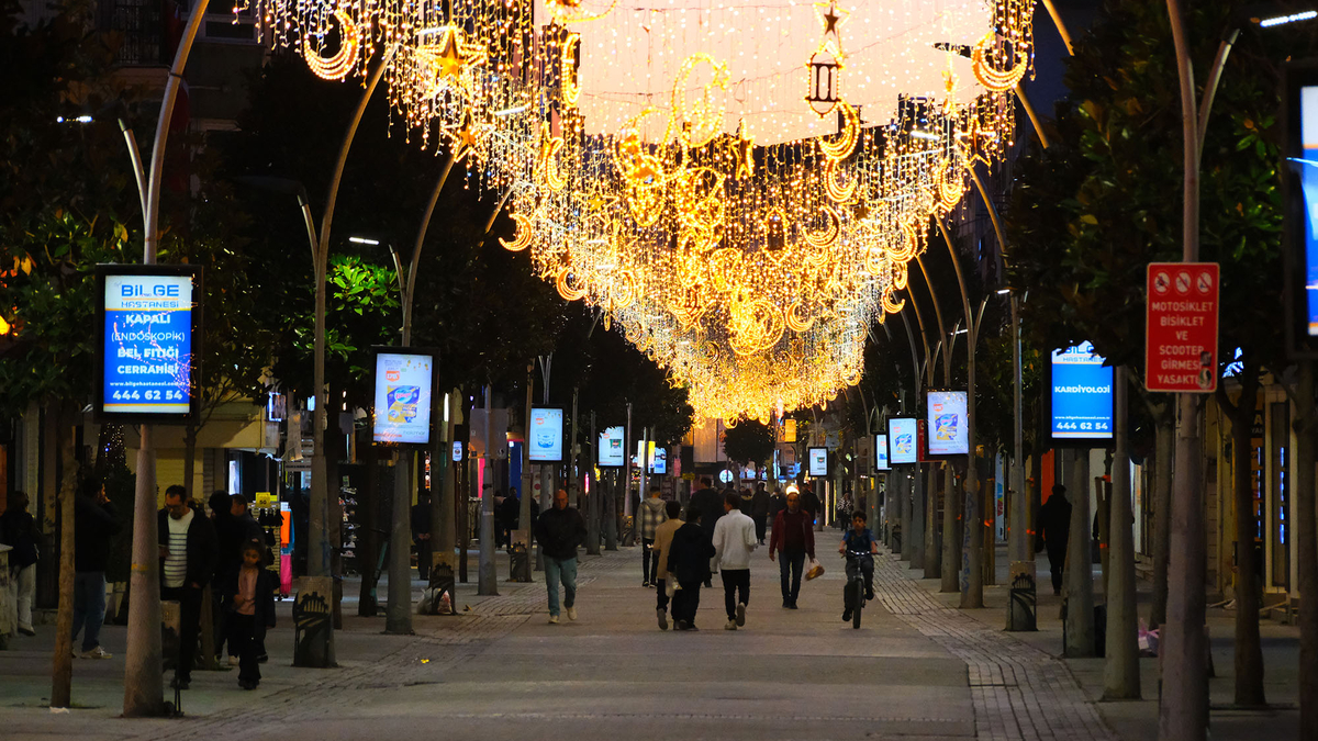 Çark Caddesi’nde Ramazan'da özel tasarım süsleme