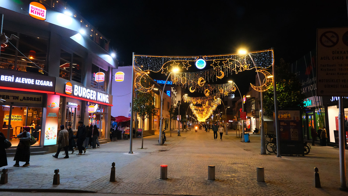 Çark Caddesi’nde Ramazan'da özel tasarım süsleme