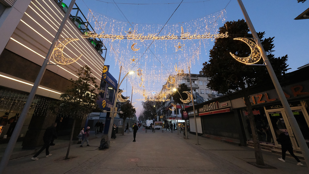 Çark Caddesi’nde Ramazan'da özel tasarım süsleme