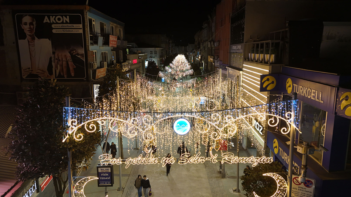 Çark Caddesi’nde Ramazan'da özel tasarım süsleme