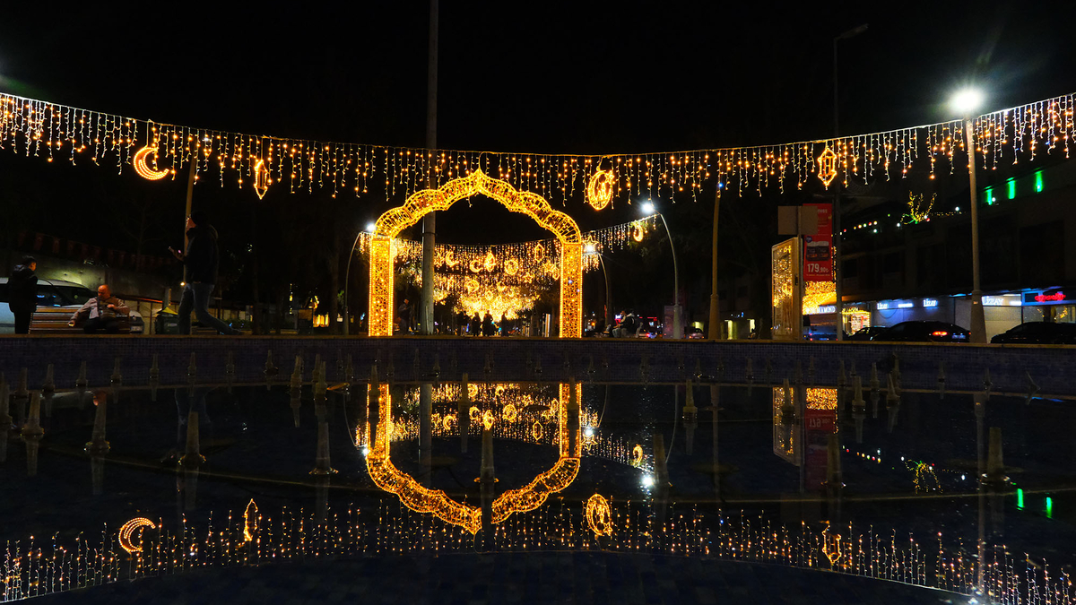 Çark Caddesi’nde Ramazan'da özel tasarım süsleme