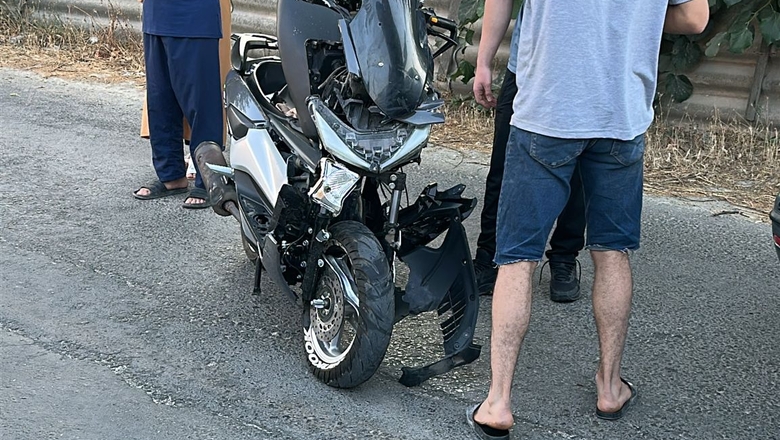 Çarpıştığı otomobilin tavanının üzerine düştü