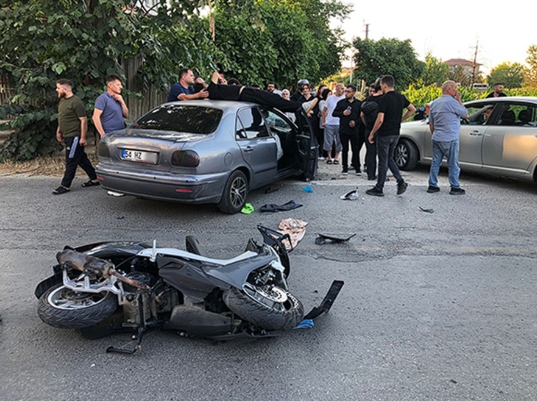 Çarpıştığı otomobilin tavanının üzerine düştü