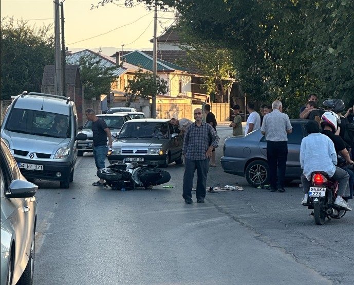 Çarpıştığı otomobilin tavanının üzerine düştü