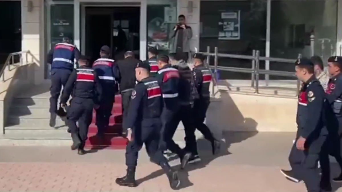 Casus kulaklıkla ehliyet sınavına sokuyorlardı; O çete çökertildi