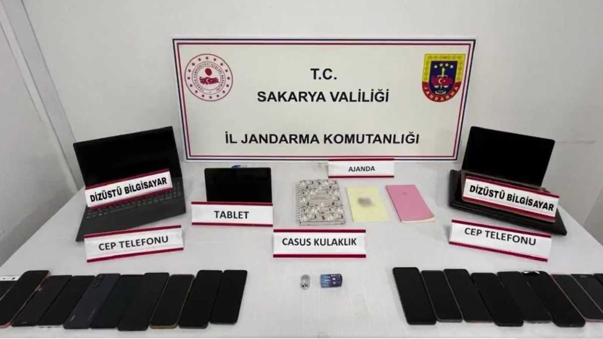 Casus kulaklıkla ehliyet sınavına sokuyorlardı; O çete çökertildi