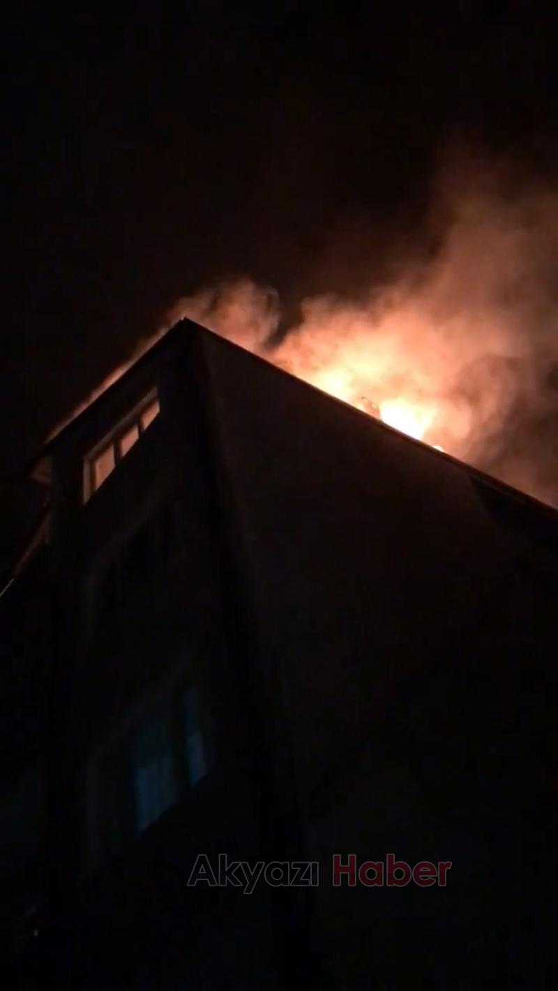 Çatı katı alev alev yandı