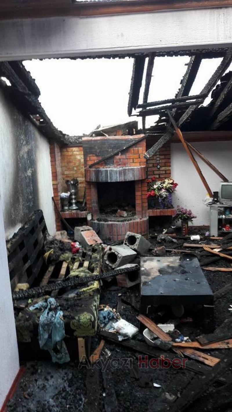Çatı katı alev alev yandı