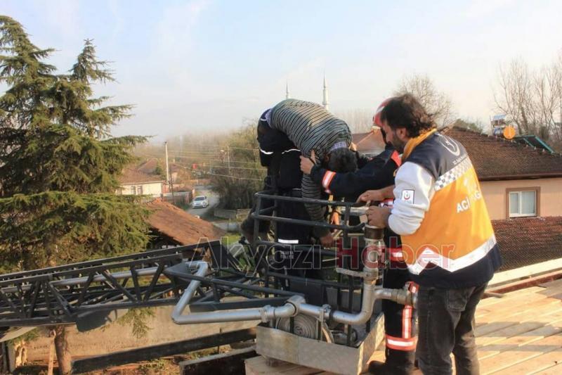 Çatıda Baygınlık Geçiren İşçiye Ambulas ve İtfaiye Ekipleri Müdahale Etti