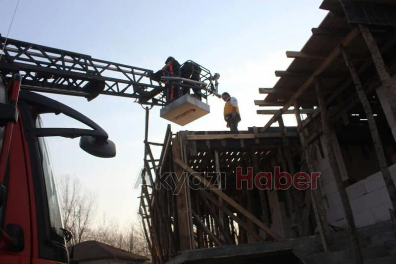 Çatıda Baygınlık Geçiren İşçiye Ambulas ve İtfaiye Ekipleri Müdahale Etti