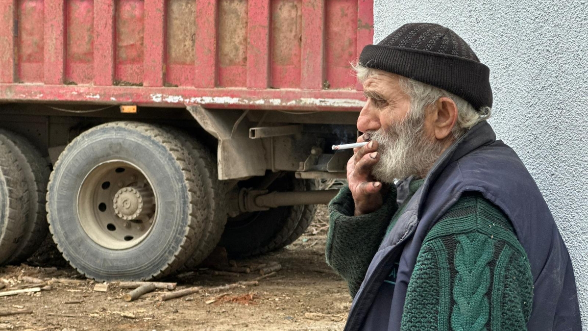 Çatıdan düşen yaşlı adam ağır yaralandı