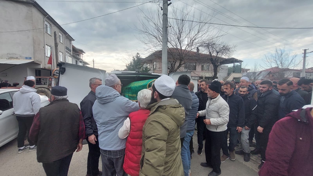 Çatıdan düşen yaşlı adam toprağa verildi