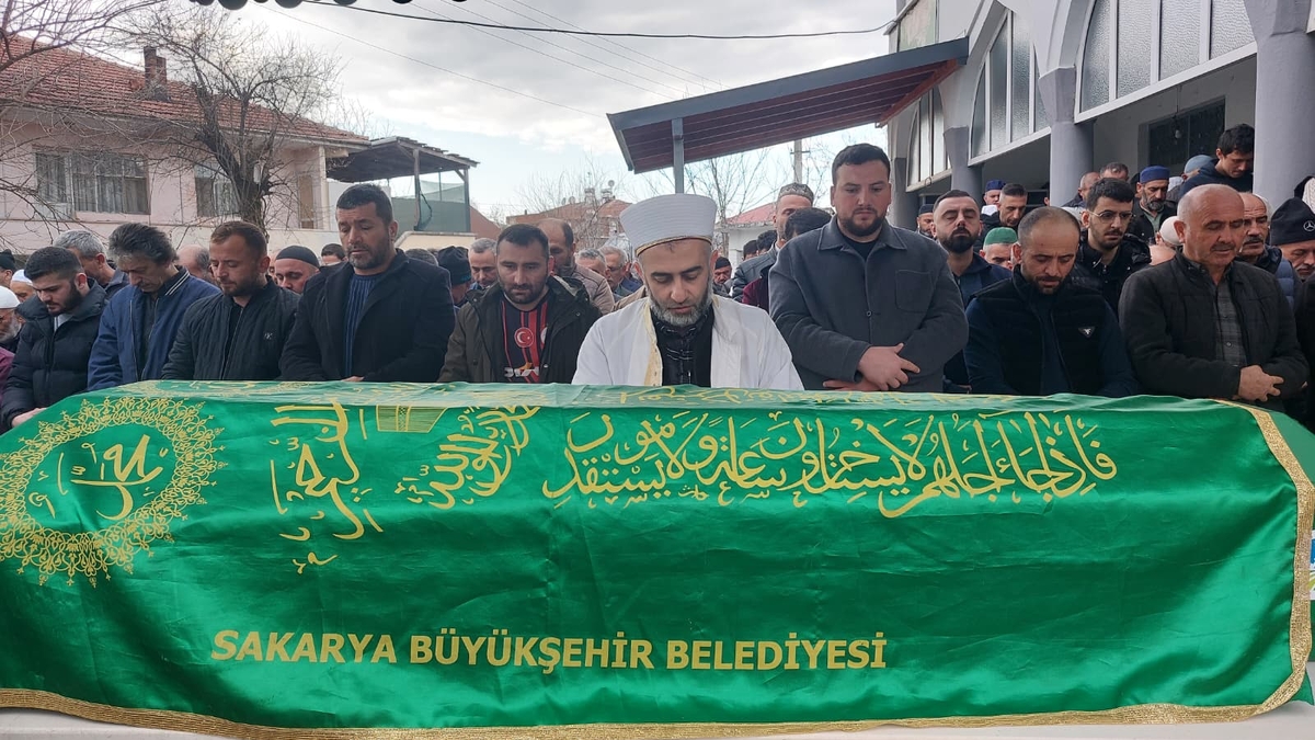 Çatıdan düşen yaşlı adam toprağa verildi