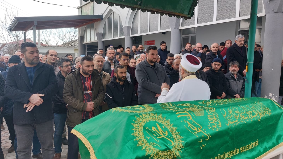 Çatıdan düşen yaşlı adam toprağa verildi