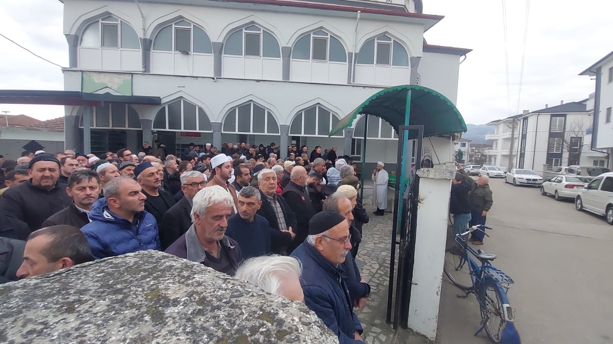 Çatıdan düşen yaşlı adam toprağa verildi