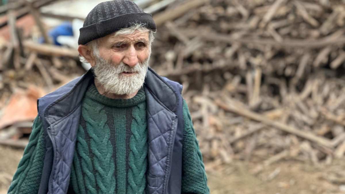 Çatıdan düşen yaşlı adam toprağa verildi