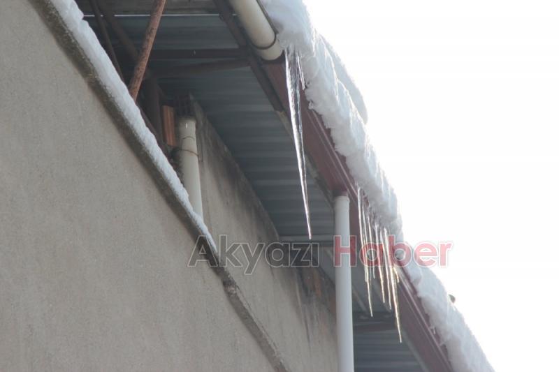 Çatılardaki buz sarkıtları tehlike saçıyor