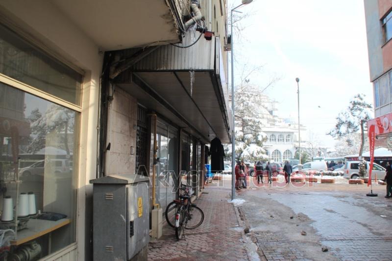 Çatılardaki buz sarkıtları tehlike saçıyor