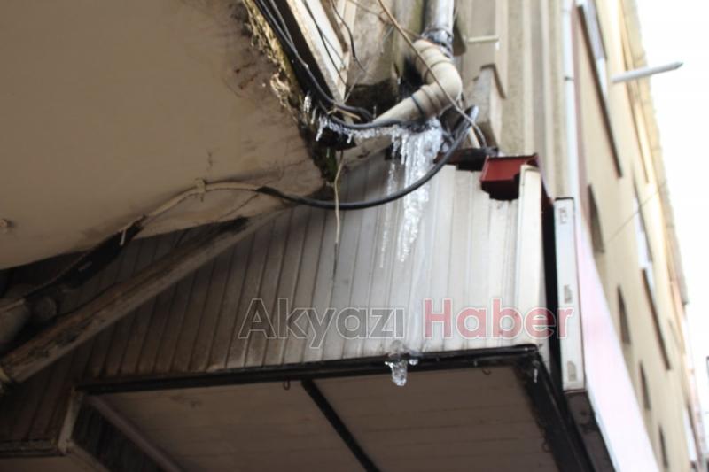 Çatılardaki buz sarkıtları tehlike saçıyor