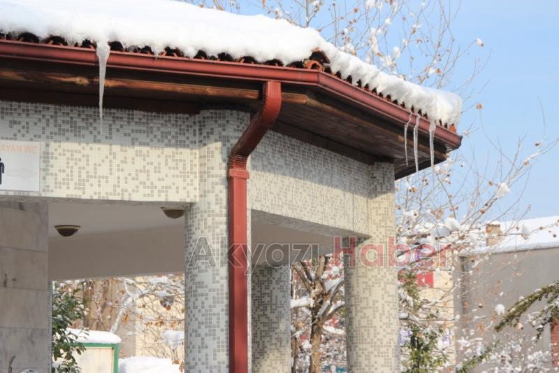 Çatılardaki buz sarkıtları tehlike saçıyor