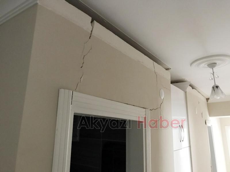 Çatlaklar oluşan bina boşaltıldı