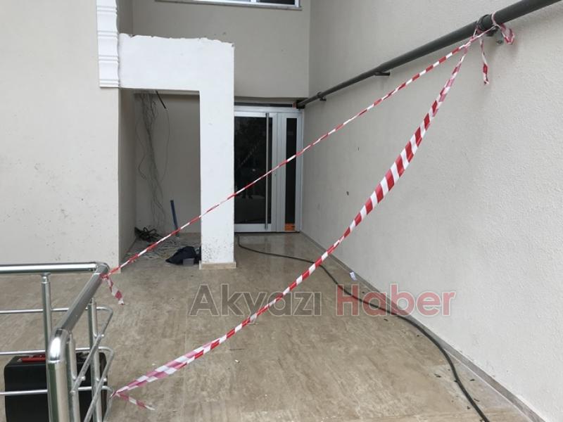 Çatlaklar oluşan bina boşaltıldı