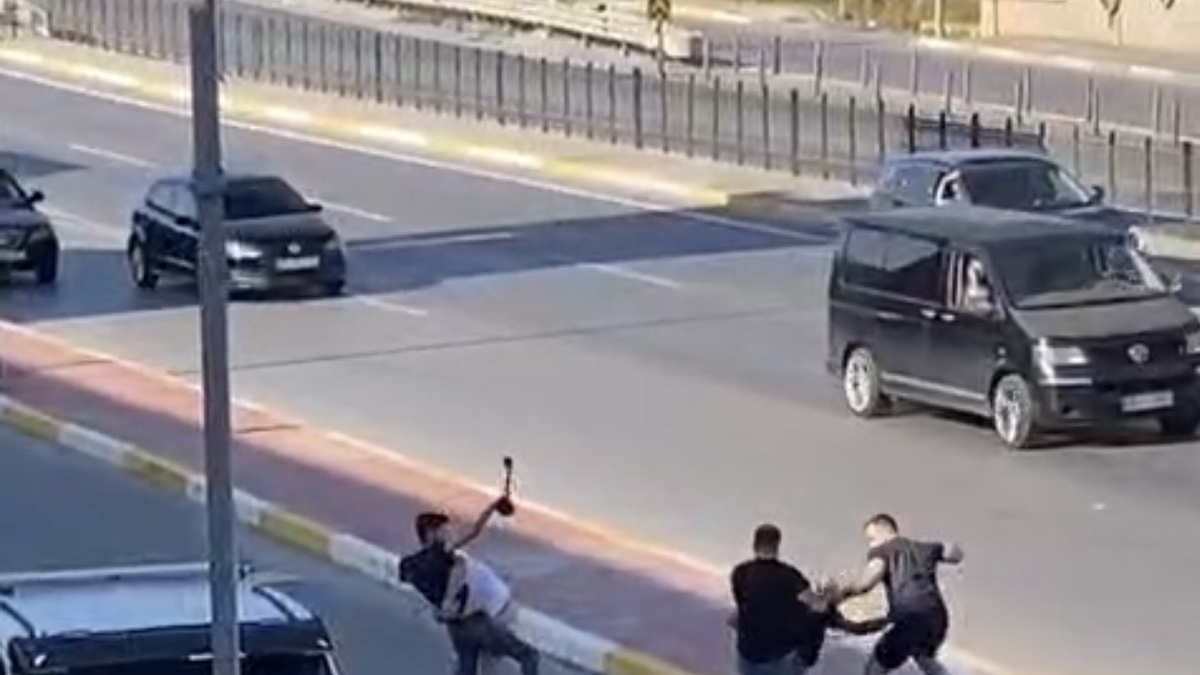 Çekiç ve sopalarla birbirlerine girdiler