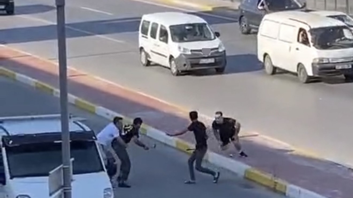Çekiç ve sopalarla birbirlerine girdiler
