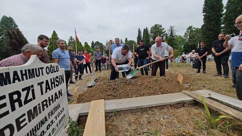 Celal Demirhan toprağa verildi.