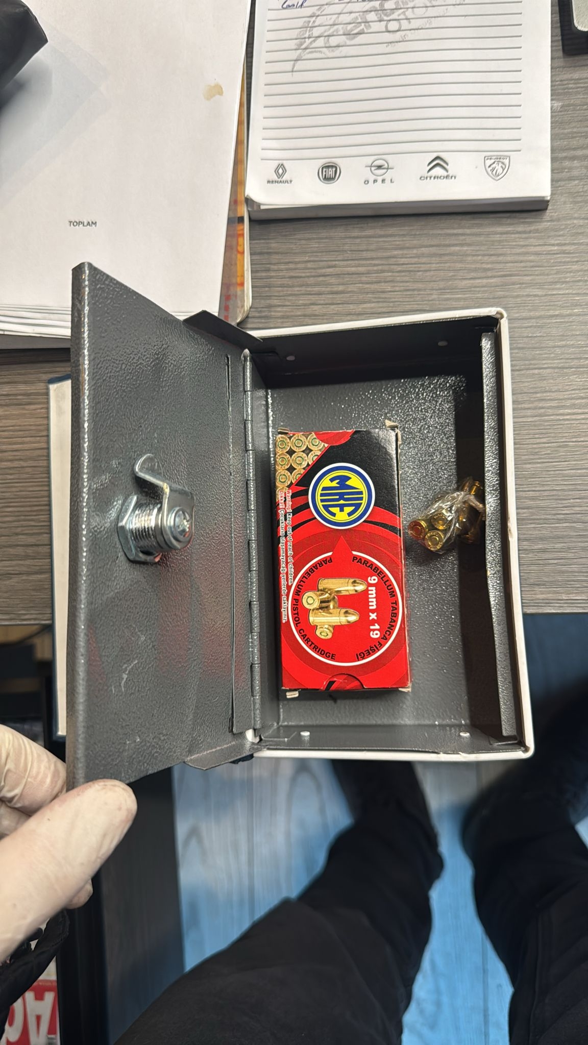 Cephanelik gibi evden suikast silahı çıktı