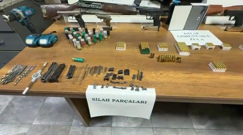 Cephanelik gibi evden suikast silahı çıktı