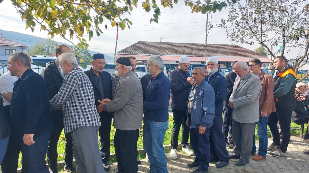  Çeşminaz Aydoğdu Dualarla Defnedildi