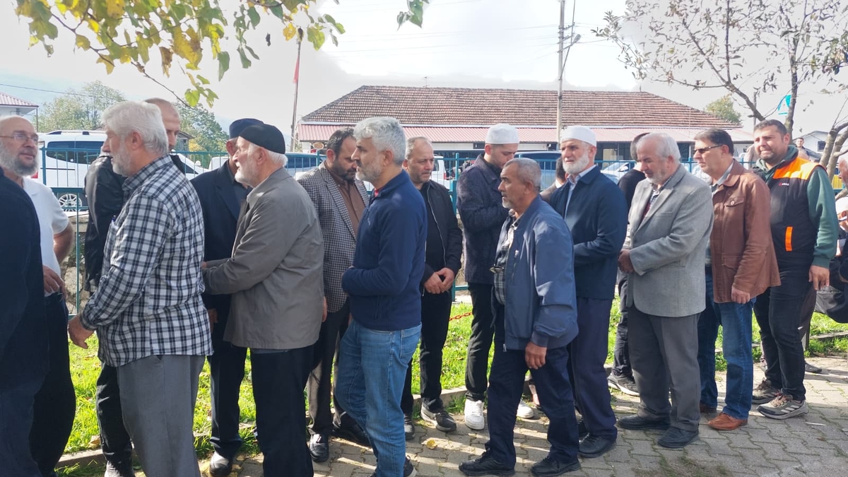  Çeşminaz Aydoğdu Dualarla Defnedildi