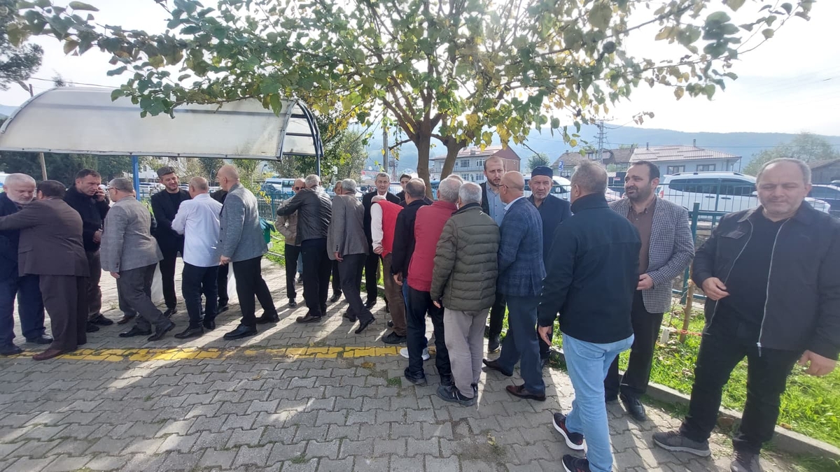  Çeşminaz Aydoğdu Dualarla Defnedildi