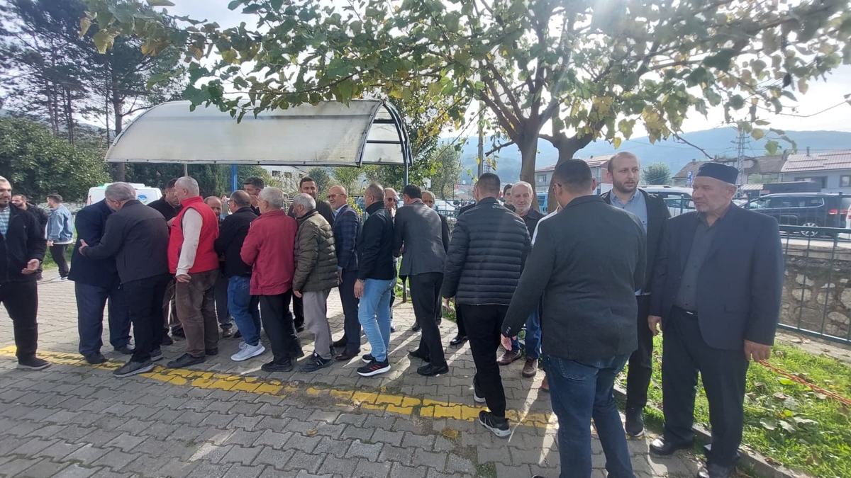  Çeşminaz Aydoğdu Dualarla Defnedildi