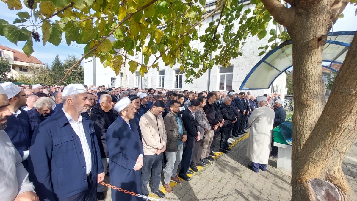  Çeşminaz Aydoğdu Dualarla Defnedildi