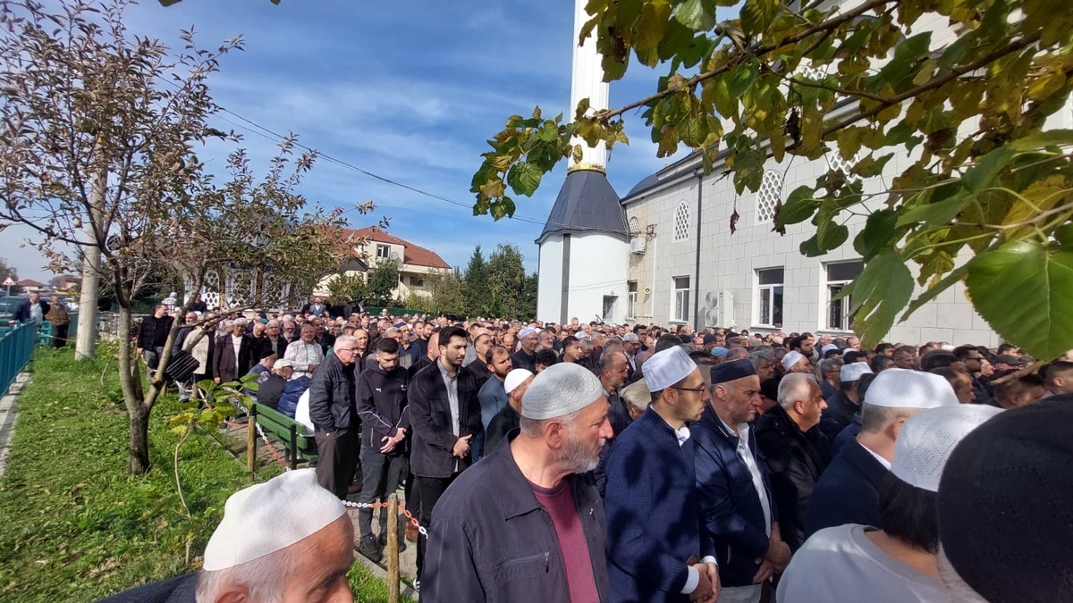  Çeşminaz Aydoğdu Dualarla Defnedildi