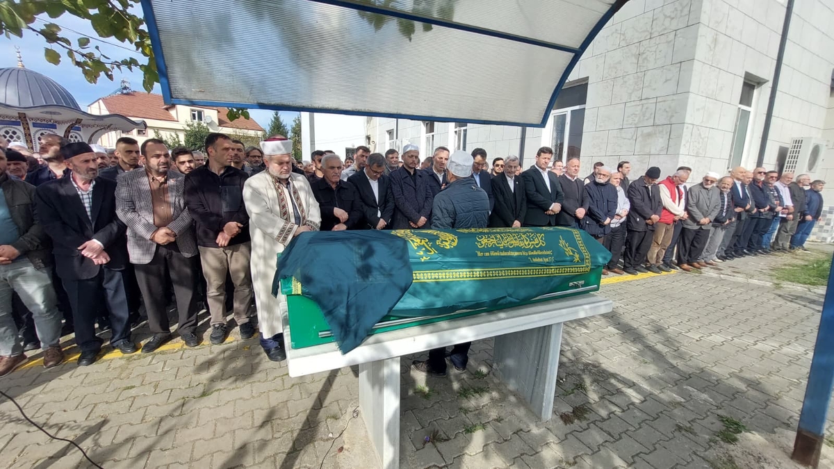  Çeşminaz Aydoğdu Dualarla Defnedildi