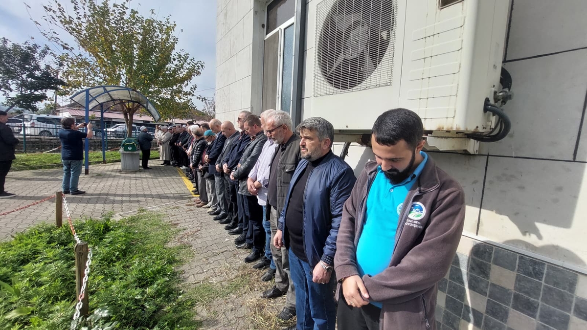  Çeşminaz Aydoğdu Dualarla Defnedildi