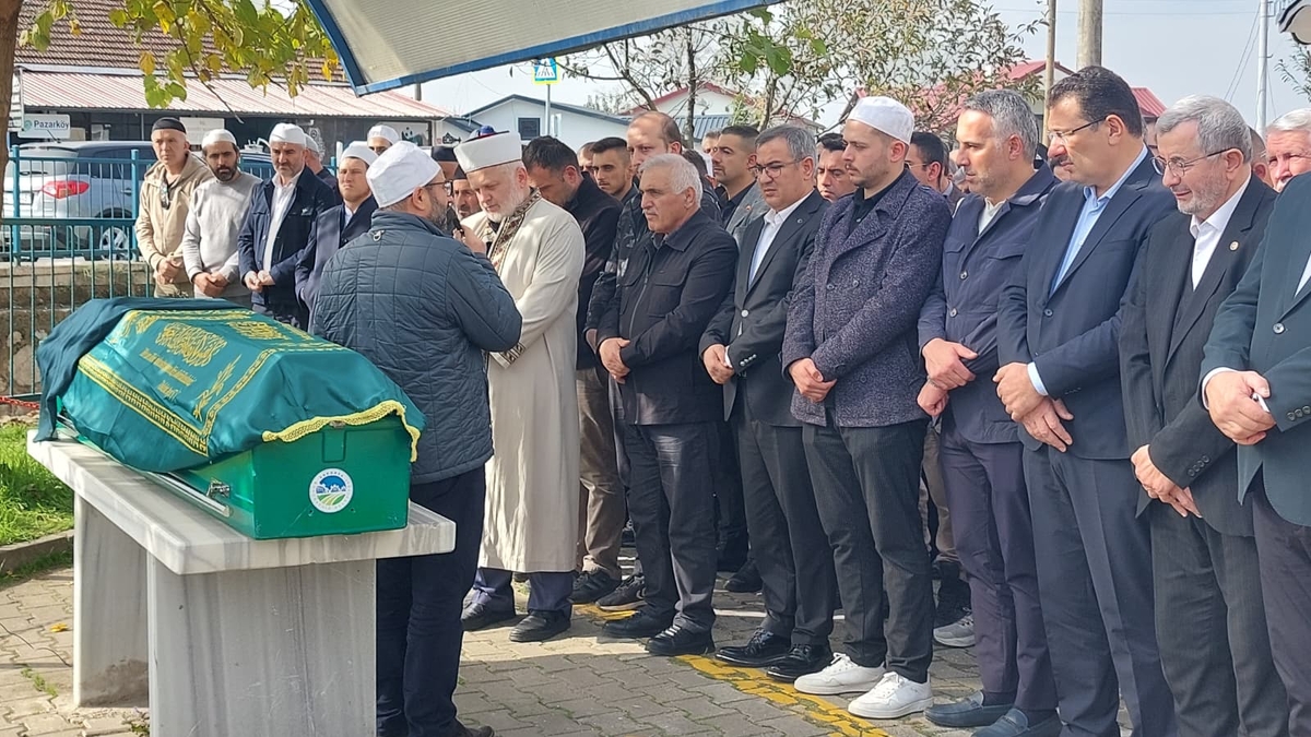  Çeşminaz Aydoğdu Dualarla Defnedildi