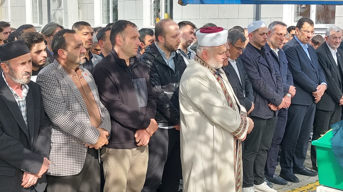  Çeşminaz Aydoğdu Dualarla Defnedildi