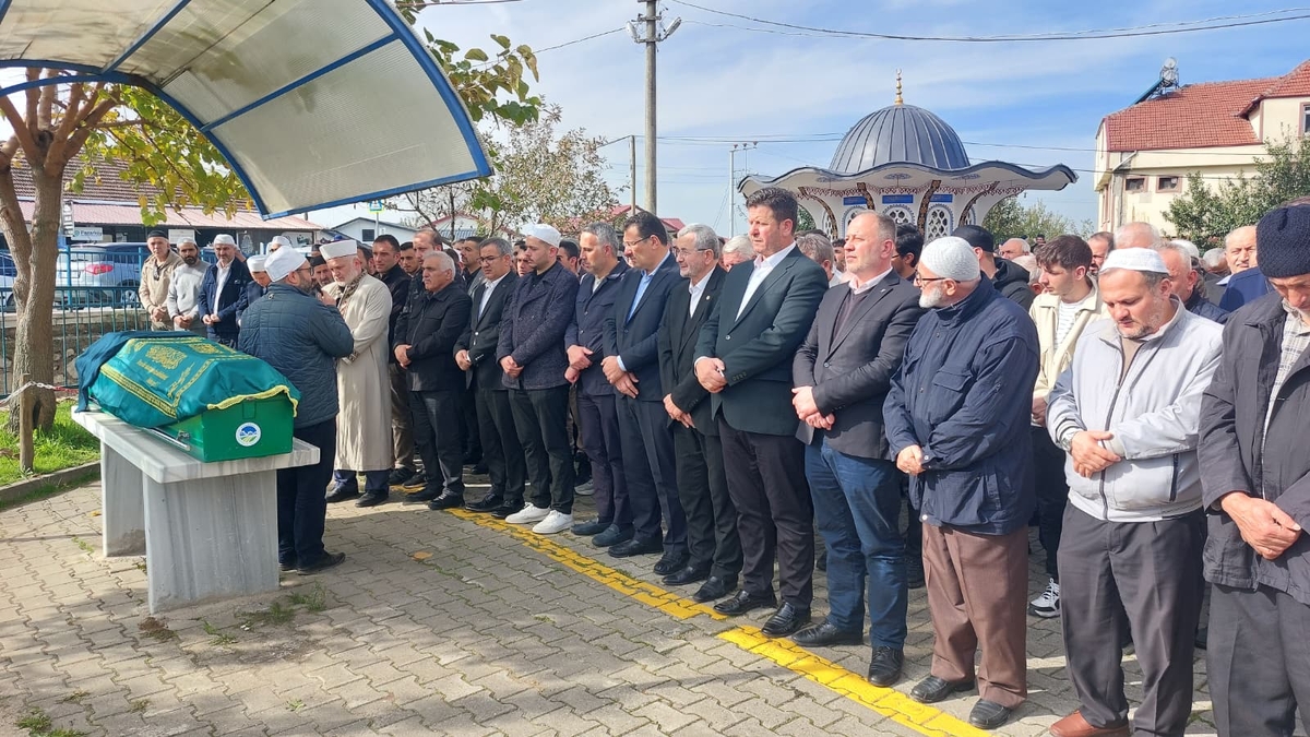  Çeşminaz Aydoğdu Dualarla Defnedildi